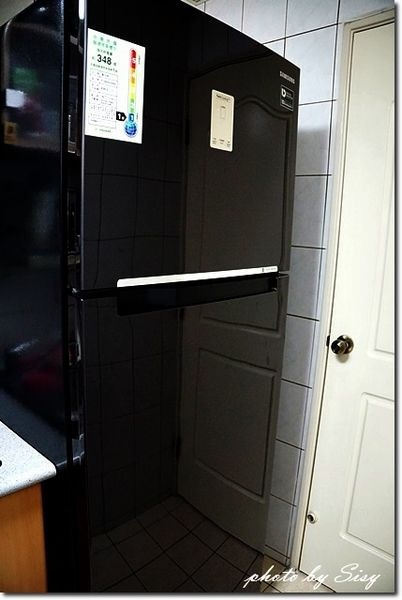這台就是我們的新冰箱!「三星Twin Cooling Plus雙循環雙門變頻冰箱」!型號是RT46K6235BS,顏色是魅力灰!