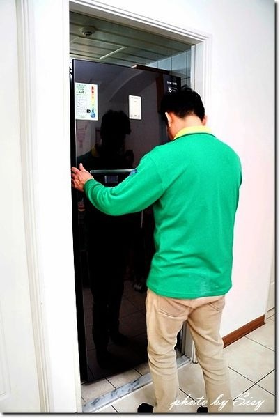 其實原本是有考慮532L,但考量廚房入口可能不夠寬,所以只好放棄,不過其實456L已經很大了啦!