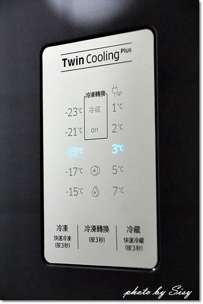 這個是功能面版,除了可以調整冷凍、冷藏的溫度之外,最重要的是可以將冷凍室、冷藏室關閉