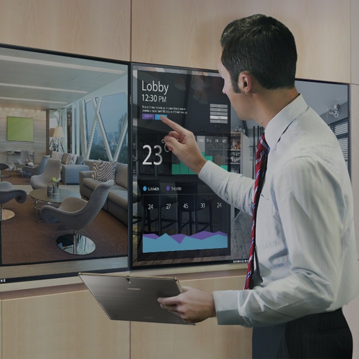 Чоловік вибирає контент для перегляду на телевізорі Samsung SMART Signage