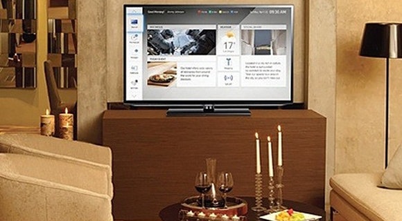 Телевізор Samsung SMART Signage у готельному номері відображає різний вміст для перегляду