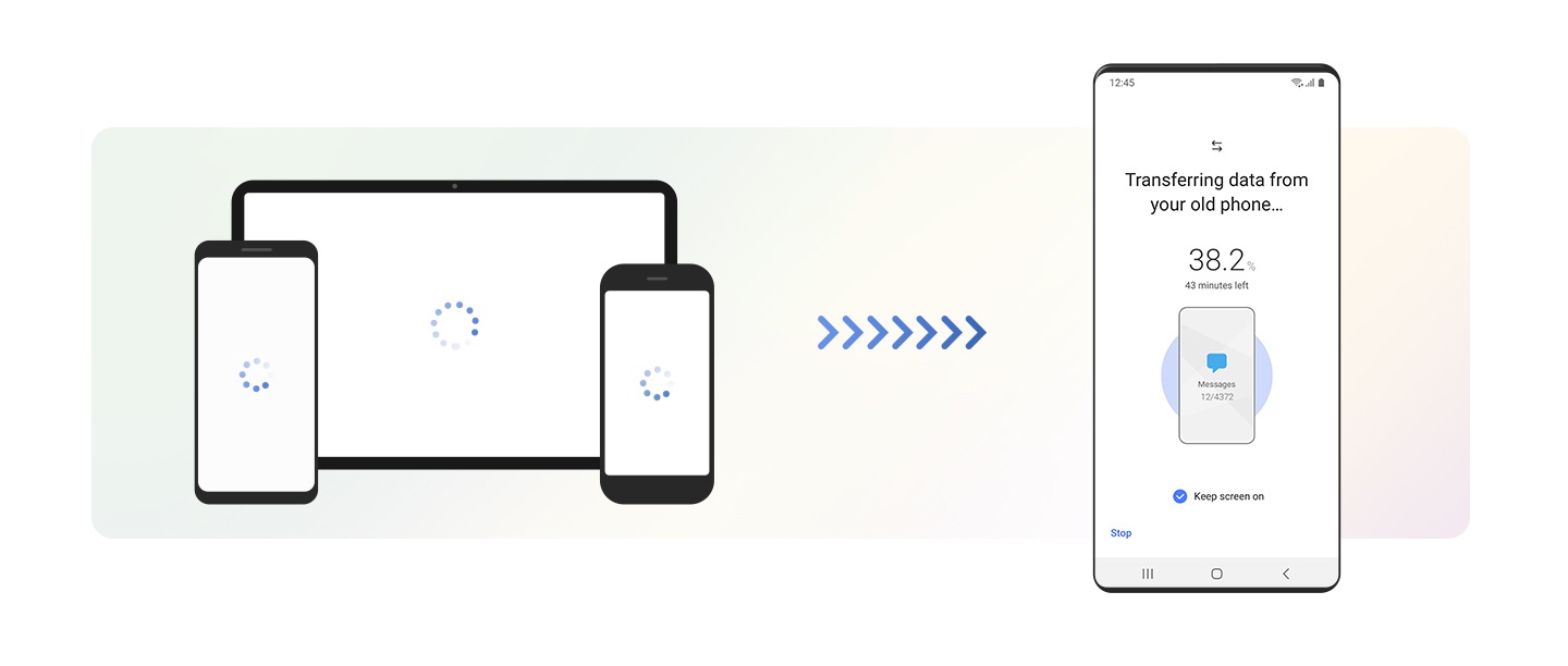 Зліва показаний смартфон Galaxy, планшет Galaxy і смартфон iphone з індикатором завантаження на їх екранах. Стрілки, спрямовані до нового пристрою Galaxy справа, вказують на передачу даних. Інтерфейс пристрою Galaxy відображає Smart Switch копіює дані зі старого пристрою, прогрес вказується у відсотках та хвилинах, що залишилися.