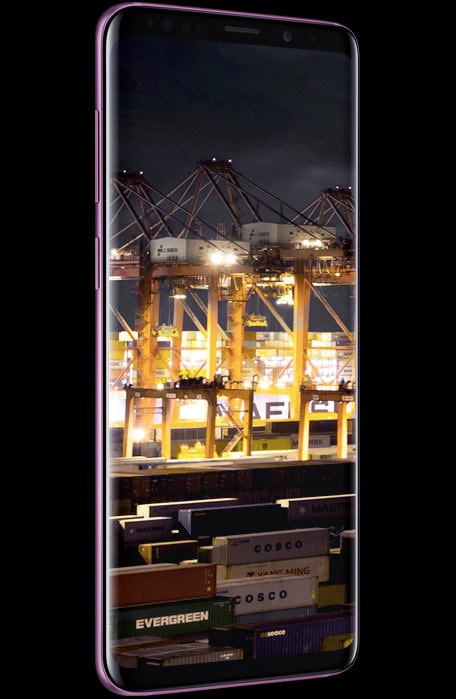 Imazhi i një personi që mban Galaxy S9 ose S9+ duke shkrepur një foto me regjimet e Dual Aperture