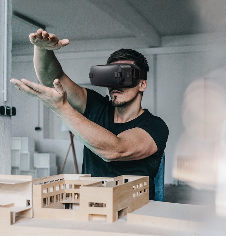 Imagen de un hombre trabajando con Samsung Gear VR