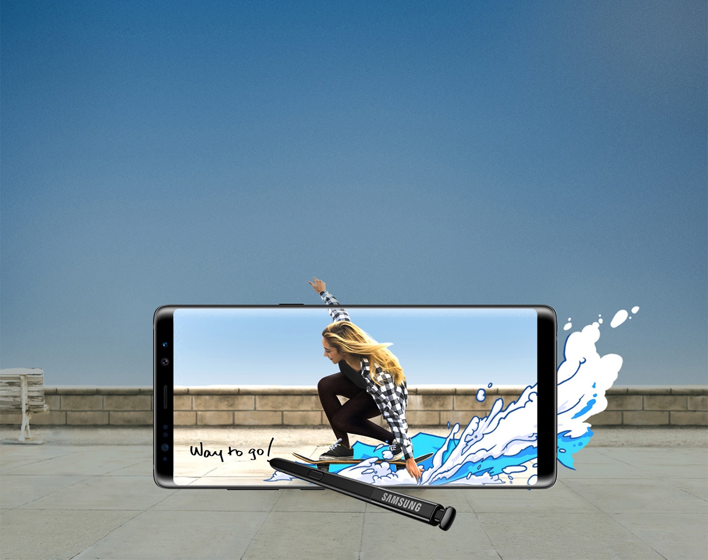 Samsung S Pen fiind folosit pentru a face un desen artistic pe o fotografie a unei fete practicând skateboarding făcută cu Galaxy Note8 Midnight Black