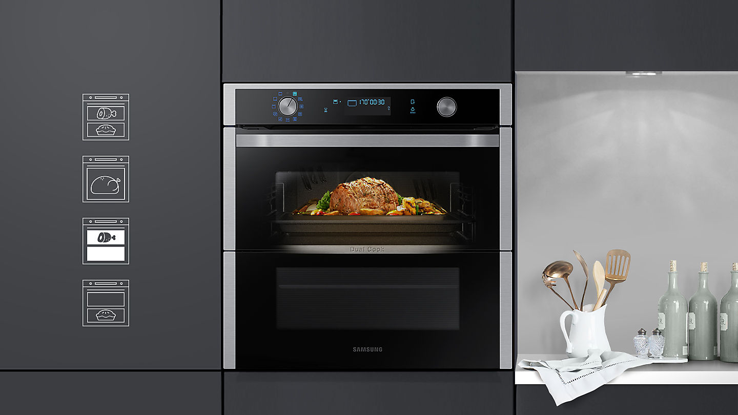 Dual meals with flexible cooking Photo of the Dual Cook Flex oven with a roast being cooked in the top oven with nothing being cooked in the bottom oven