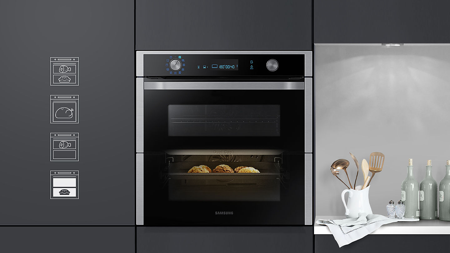 Dual meals with flexible cooking Photo of the Dual Cook Flex oven with a dessert being cooked in the bottom oven with nothing in the top oven