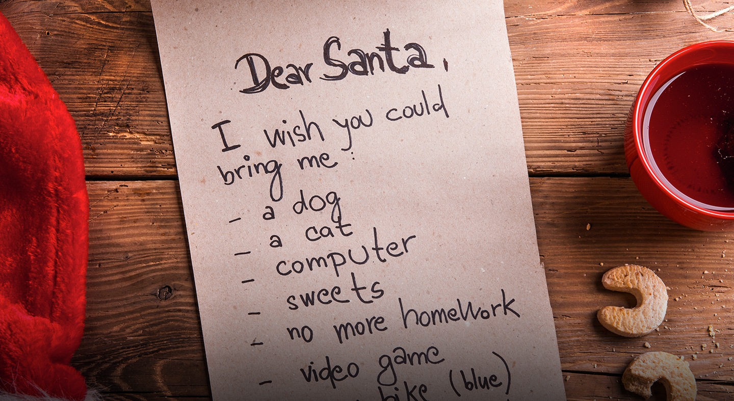 Primer plano de una carta a Papá Noel escrita con letra infantil