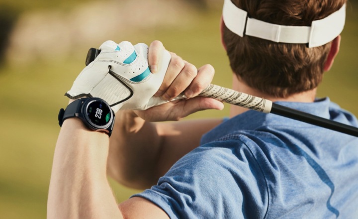 Back view of a golfer wearing Galaxy Watch Active representing father's day gift ideas from Samsung