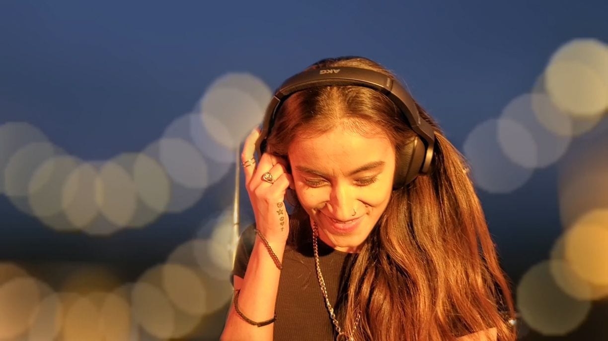 Image of a woman wearing a pair of headphones, showcasing the background blur that can be added with the Galaxy Note10