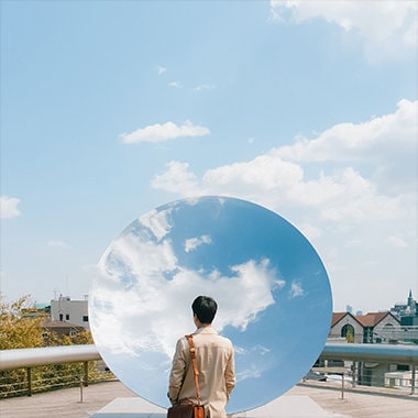Fotografija je snimljena s Galaxy uređajem od strane Instagram korisnika @kklivehigh, a na slici je osoba koja stoji ispred reflektivne površine i pokazuje oblake na nebu