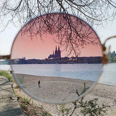 Fotografija je snimljena s Galaxy uređajem od strane Instagram korisnika @lulovas, a na slici je krajolik gledan kroz ružičaste sunčane naočale