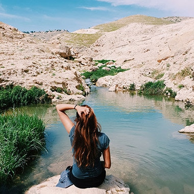 Fotografija je snimljena s Galaxy uređajem od strane Instagram korisnika @shovali123, a na slici je djevojka koja sjedi na stijeni gledajući prema malenom potoku i stjenovitom brdu
