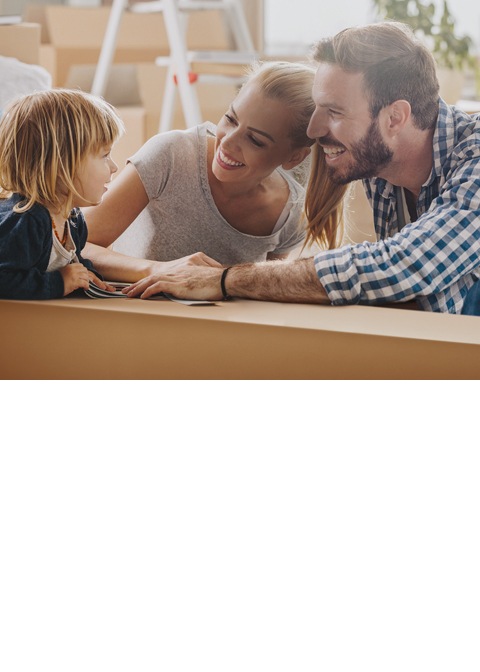 Set up your Smart TV Family smiling, holding instructions