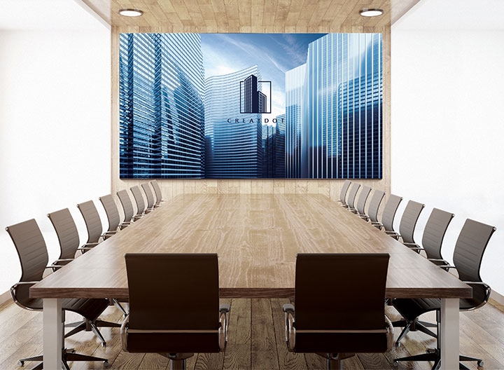 The Wall affichant le logo d'une entreprise dans une salle de conseil
