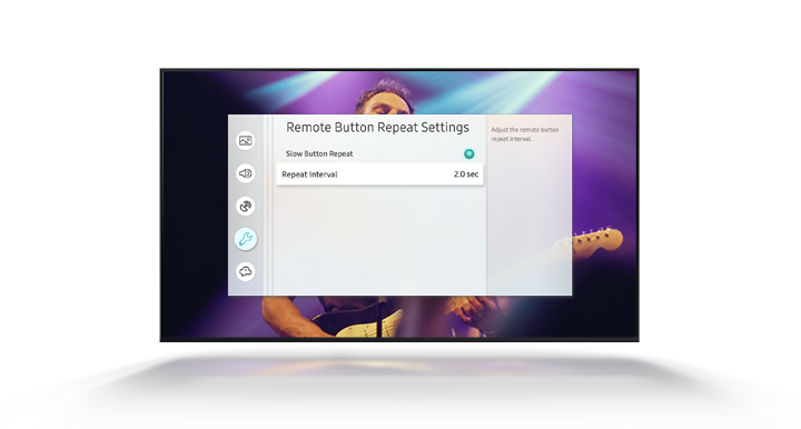 La ventana de configuración de repetición de botón del control remoto se encuentra abierta en una pantalla simulada del televisor que reproduce un programa. La repetición del botón lenta se puede activar o desactivar desde el menú. Las repeticiones de intervalos se pueden ajustar en el submenú.
