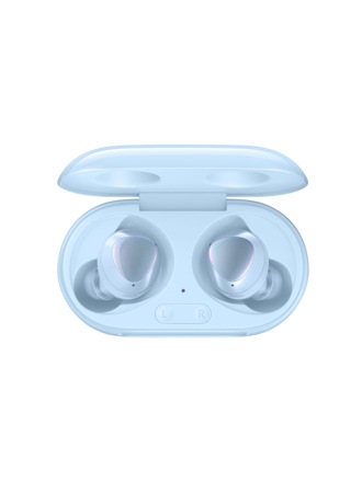 Una toma de un par de Galaxy Buds+ azul cielo dentro de su estuche del mismo color