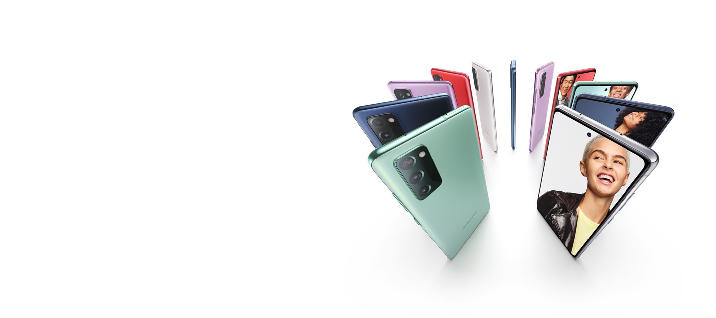 Одиннадцать телефонов Galaxy S20 FE стоят вертикально в круге, с меняющимися цветами Cloud Navy, Cloud Red, Cloud Lavender и Cloud Mint. Некоторые видны сзади, а некоторые спереди, с изображениями людей на экране. Каждый человек стоит на цветном фоне, соответствующем цвету телефона.