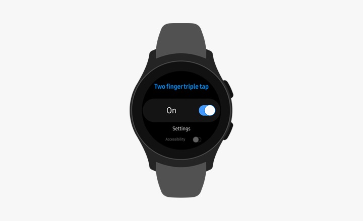 Galaxy Watch 正面圖,螢幕上顯示「以兩指輕觸三次`」功能表選項已開啟。