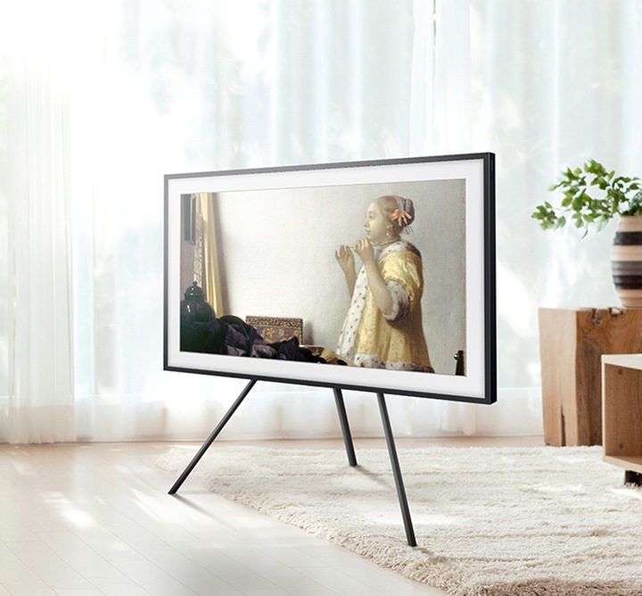 스튜디오 스탠드에 올려져 있는 The Frame의 화면에 요하네스 베르메르의 <진주 목걸이를 한 여인>이 띄워져 있습니다.