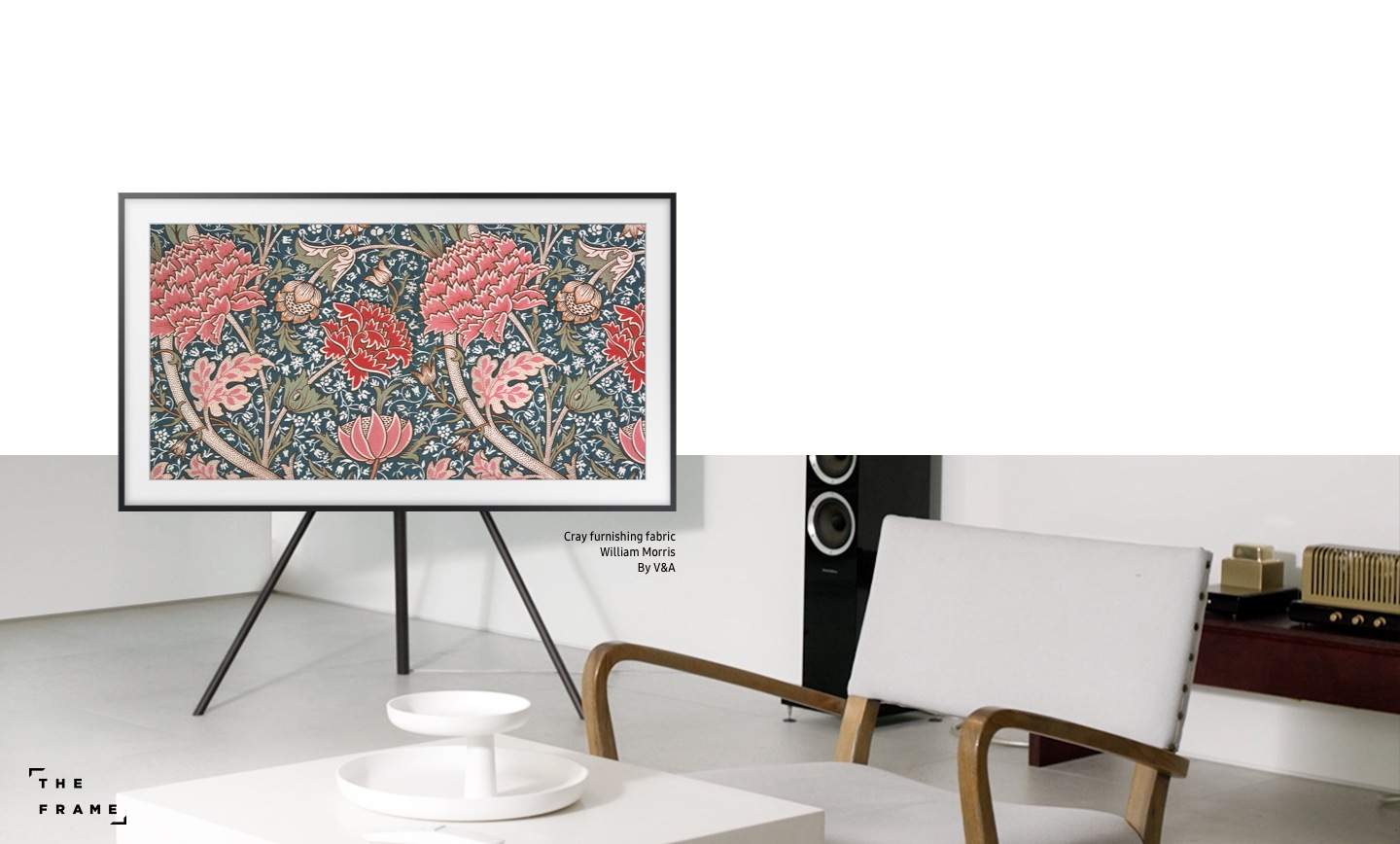 Телевизор Samsung The Frame демонстрирует художественное полотно из декоративной ткани Cray, созданное на фабрике Уильяма Морриса, из музея Виктории и Альберта. The Frame делает пространство более эстетичным и может играть различные роли в интерьере.
