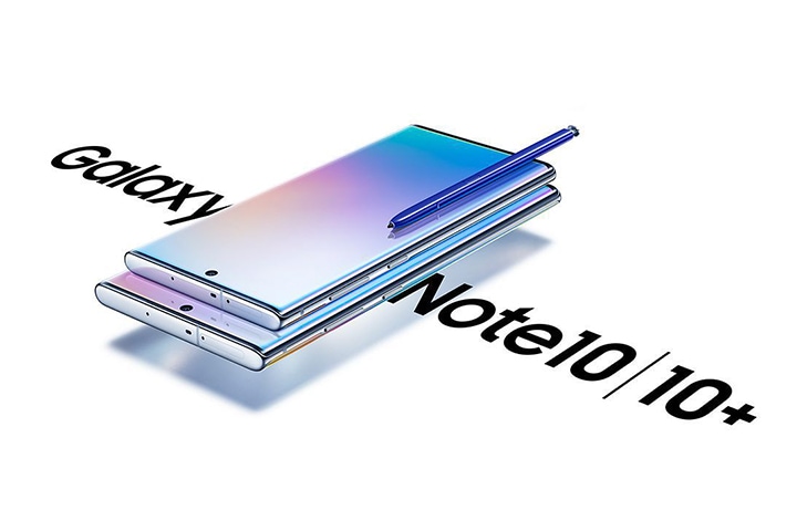 갤럭시 노트10 5G와 블루 컬러 S펜이 포함된 갤럭시 노트10+ 5G의 이미지입니다.