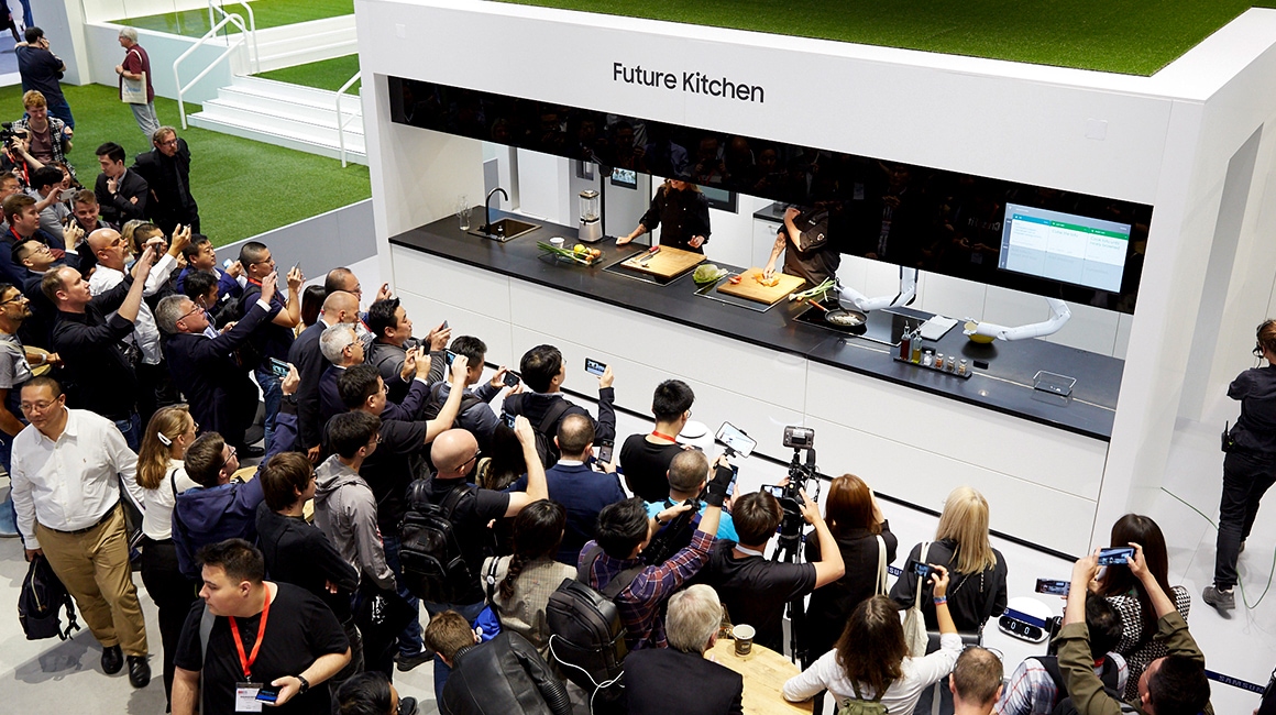 삼성의 미래주방 부스앞에 사람들이 모여 촬영을 하고 있습니다.