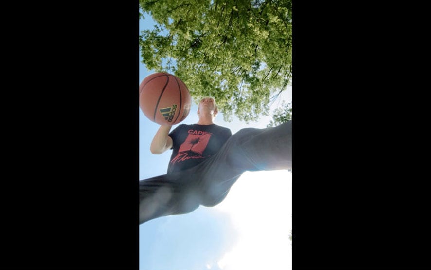 촬영 꿀팁 네번째 영상의 썸네일은 발 밑에서 위로 바라본 앵글로 남자가 농구공으로 드리블을 하는 모습입니다.