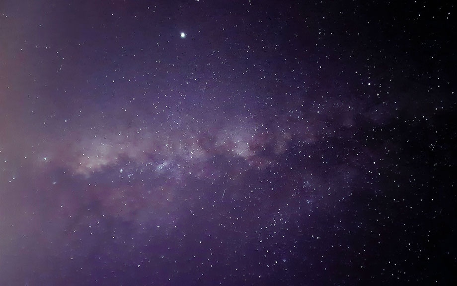 은하수가 밤하늘에 가로로 뻗어 있는 모습을 담은 사진입니다.