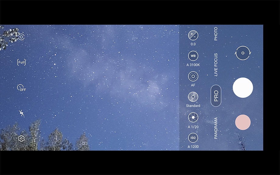 푸른 초저녁 하늘을 배경으로 은하수 촬영하는 법을 보여주는 이미지입니다. 프로 모드 UI가 있고 촬영하는 부분의 좌측에 나뭇가지가 있습니다. 