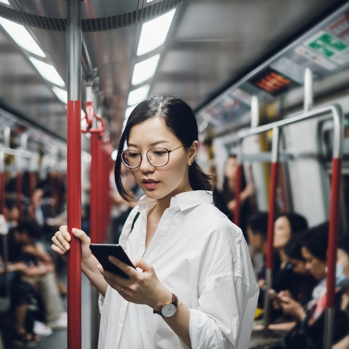 지하철 안에서 삼성 갤럭시 스마트폰을 보는 사람.