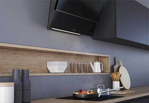 Samsung induction hob with cooker hood Food is cooked on samsung black induction. The steam is sucked in by the black cooker hood.