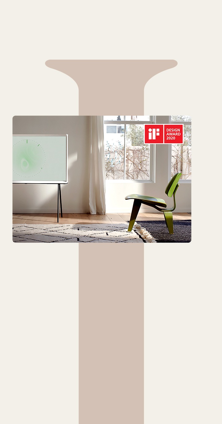 The Serif 클라우드 화이트가 블랙 메탈 플로어 스탠드에 놓여 있습니다. TV 앞에는 밝은색 러그와 녹색 의자가 있고 TV 뒤로는 창문이 있어 공간이 전체적으로 밝습니다. TV 화면에는 분위기에 걸맞게 녹색 나뭇잎 형태의 매직스크린+ 모드가 켜져 있습니다.