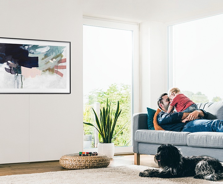 벽에 장착 된 2020 The Frame TV는 거실에 어울리는 실제 액자처럼 보이는 디자인입니다.