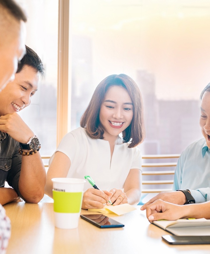 Mọi người đang nghe một diễn giả.