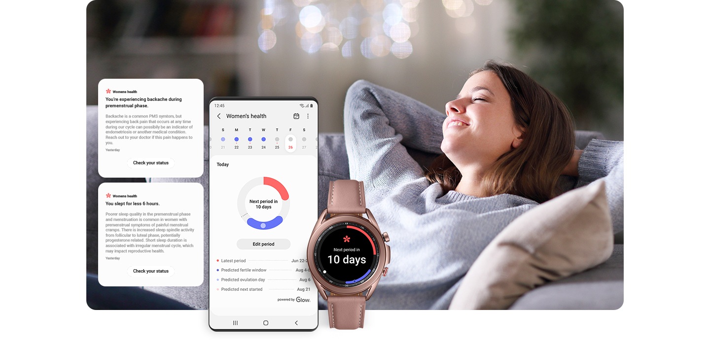 Điện thoại thông minh Galaxy, giao diện đồ họa người dùng GUI của điện thoại thông minh và Galaxy Watch hiển thị thông tin theo dõi sức khỏe nguyệt san của phụ nữ. Phía sau điện thoại thông minh, GUI và đồng hồ, một cô gái đang mỉm cười và thư giãn trên ghế sofa với đôi mắt nhắm nghiền. 