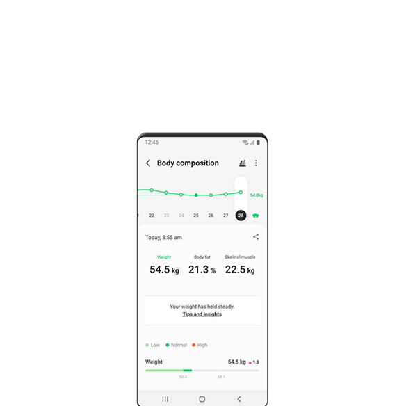 Điện thoại thông minh Galaxy hiển thị phân tích Thành phần cơ thể. Trên hình phía sau là một cô gái trong trang phục thể thao đang kiểm tra đồng hồ thông minh của của mình.
