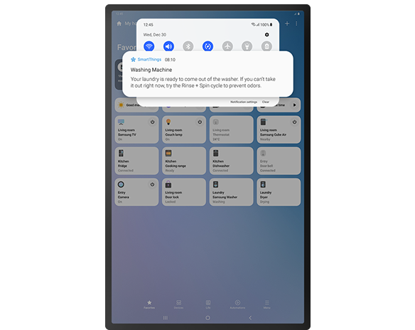 "Màn hình máy tính bảng hiển thị GUI của SmartThings với thông báo rằng đã giặt xong và các tùy chọn để đặt các cảnh tự động. "