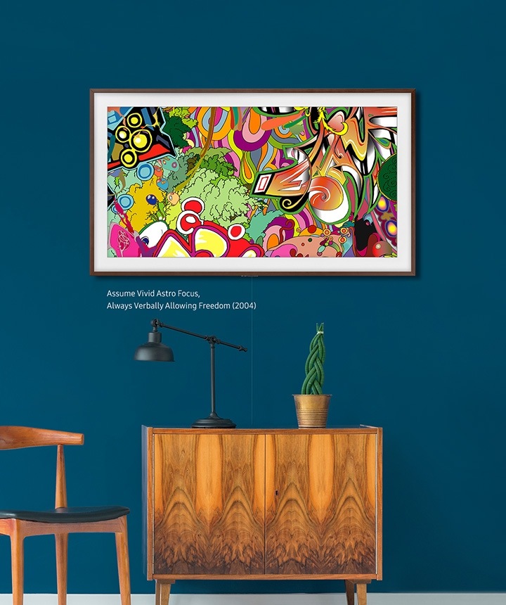 The Frame - TV Khung Tranh đang treo phía trên tủ với khung viền màu gỗ óc chó.