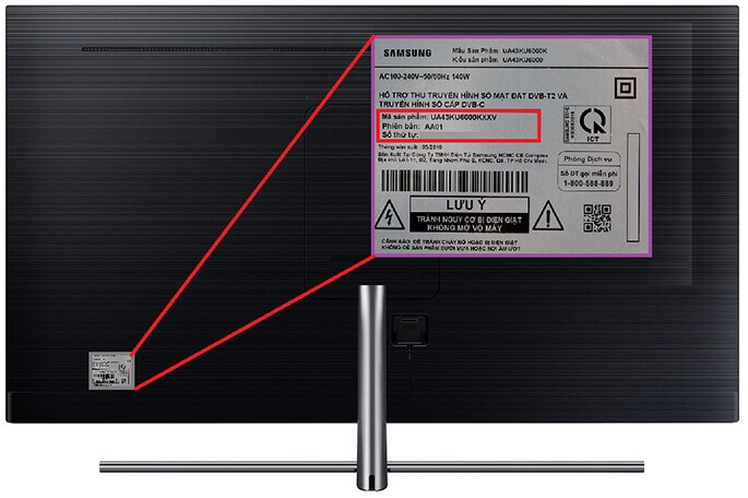 Nhìn phía sau lưng của TV sẽ có 1 con tem màu bạc trên đó sẽ ghi rõ số Serial (Số thứ tự
hoặc S/N ) và Model (Mã sản phẩm) của sản phẩm. Vị trí con tem có thẻ ở bên trái hoặc ở
chính giữa sau lưng TV.
