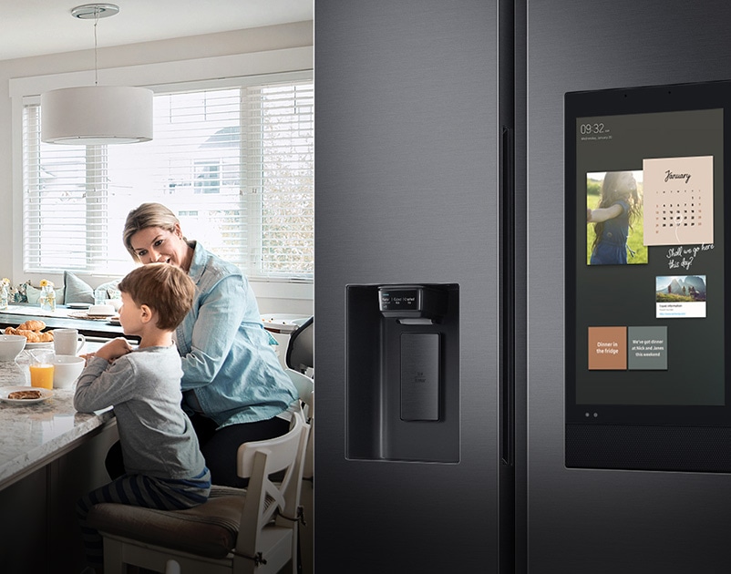 Mặt trước của Tủ lạnh Samsung Side by Side Family Hub (đen) với lịch hiển thị trên màn hình Family Board thông minh.