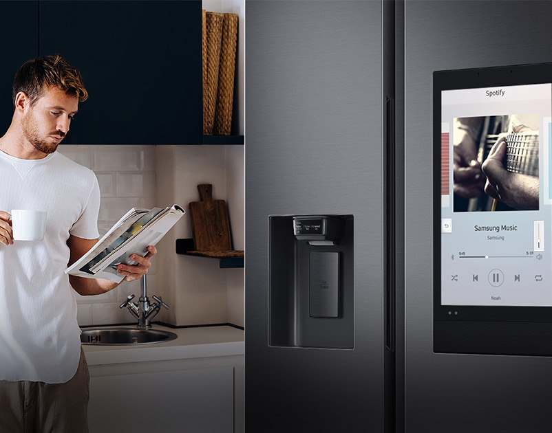 Mặt trước của Tủ lạnh Samsung Side by Side Family Hub (đen) với nhạc Spotify hiển thị trên màn hình Family Board thông minh.