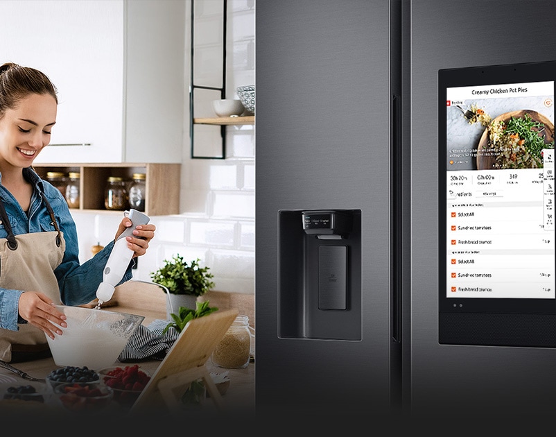Mặt trước của Tủ lạnh Samsung Side by Side Family Hub (màu đen) với công thức nấu ăn hiển thị trên màn hình Family Board thông minh.