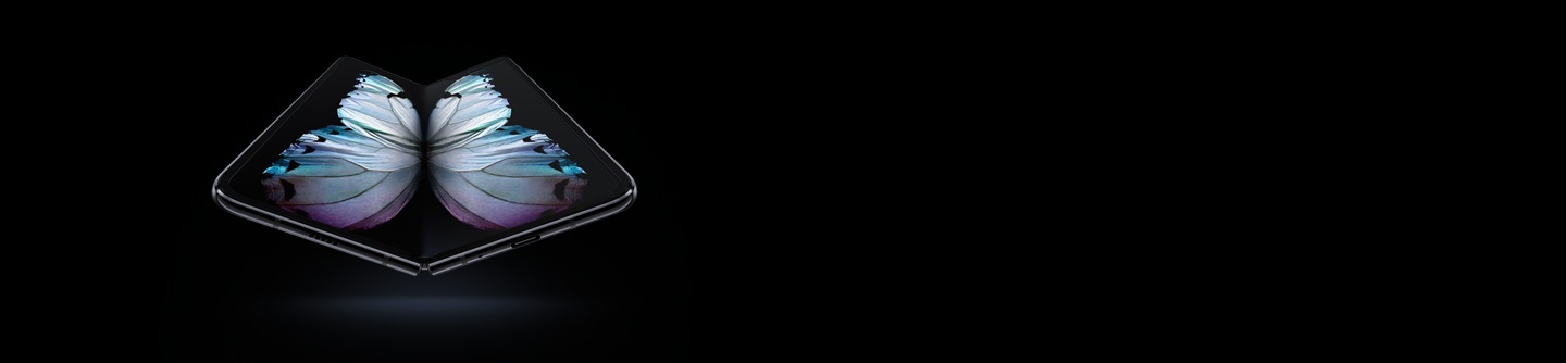 Điện thoại Galaxy Fold màu Đen Vũ Trụ nhìn từ góc nghiêng nhẹ từ dưới lên. Màn hình điện thoại đang mở ra, trình chiếu hình ảnh chú bướm nhiều màu. Galaxy Fold