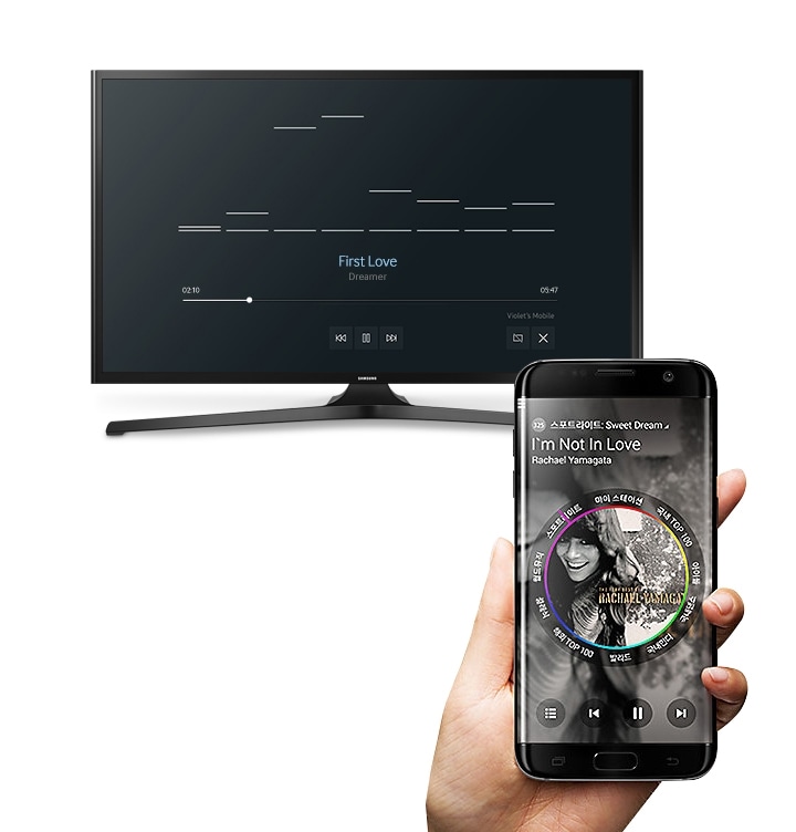 M5200F 제품과 스마트폰을 들고있는 손의 모습이 확대되어 보입니다. 화면에는 노래가 재생중이며 TV 화면에도 같은 음악이 재생되고 있는 이퀄라이저가 보입니다. 