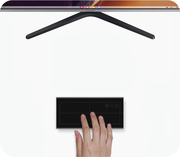무선 Samsung DeX와 연결된 모니터 화면이 보이고, 그 앞에는 갤럭시 노트20 Ultra 5G를 가로 모드로 놓고 터치 패드로 활용하고 있습니다.
