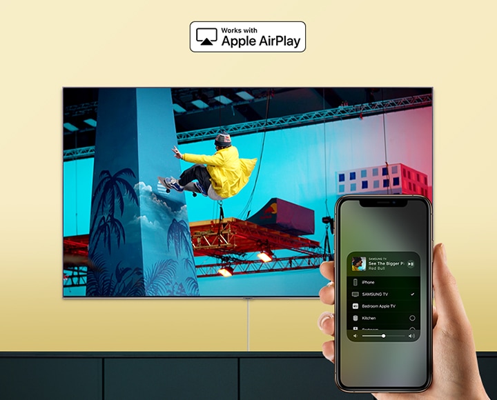 사용자가 애플의 에어플레이 2 기능을 통해 삼성 tv 를 보고 있는 이미지입니다. tv 상단에는 애플 에어플레이 로고가 있습니다.