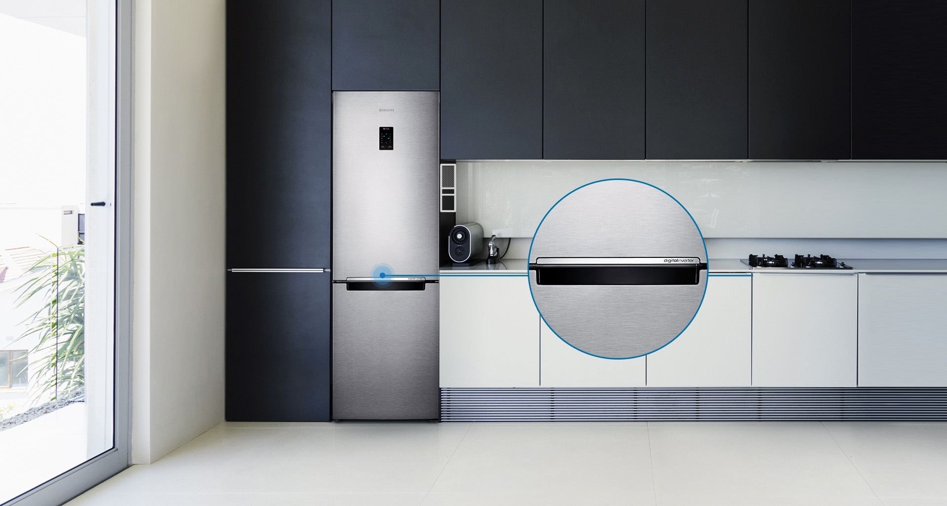 세미빌트인 냉장고가 주방에 빌트인되어 있고 냉장고의 핸들 영역이 확대되어 보입니다.