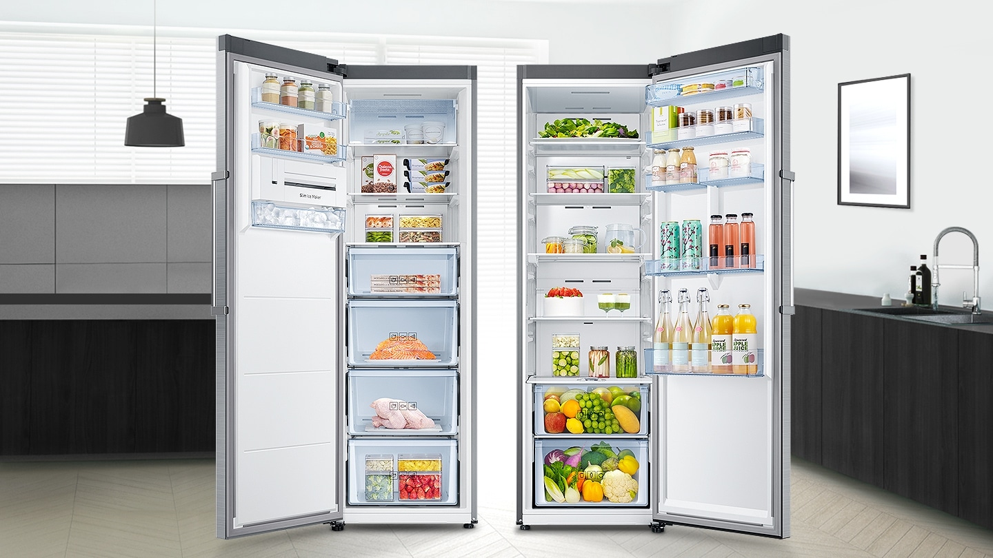 주방에 좌측에는 문이 열려있는 냉동고가 보이고, 우측에는 문이 열려있는 냉장고가 보이고 있습니다.