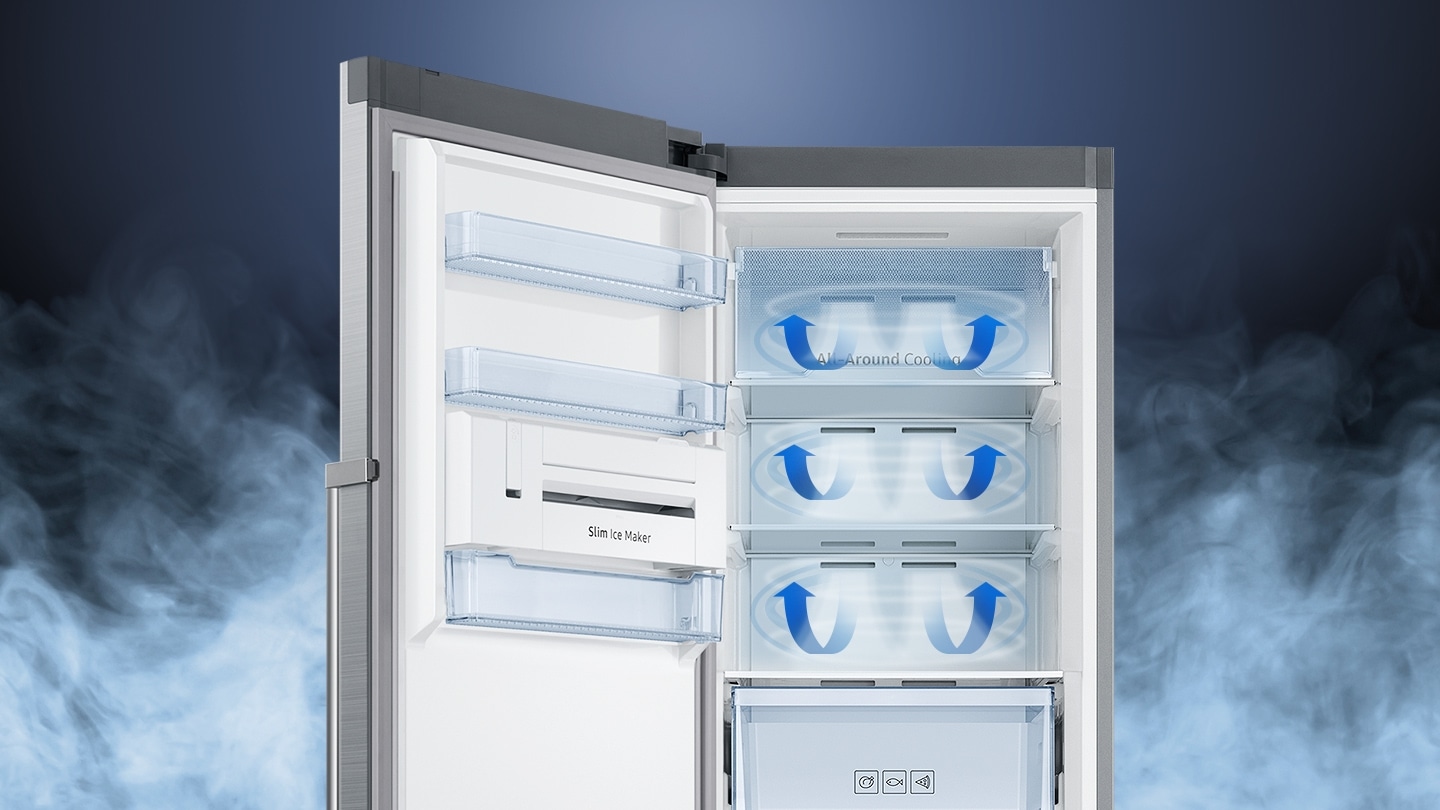 도어가 오픈된 냉동고의 멀티 냉각 시스템에서 냉기가 나와 냉동고를 시원하게 유지하는 이미지를 보여줍니다.